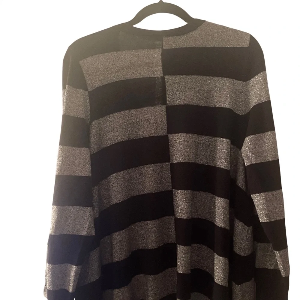 Silver/black top - Picture 2 of 2